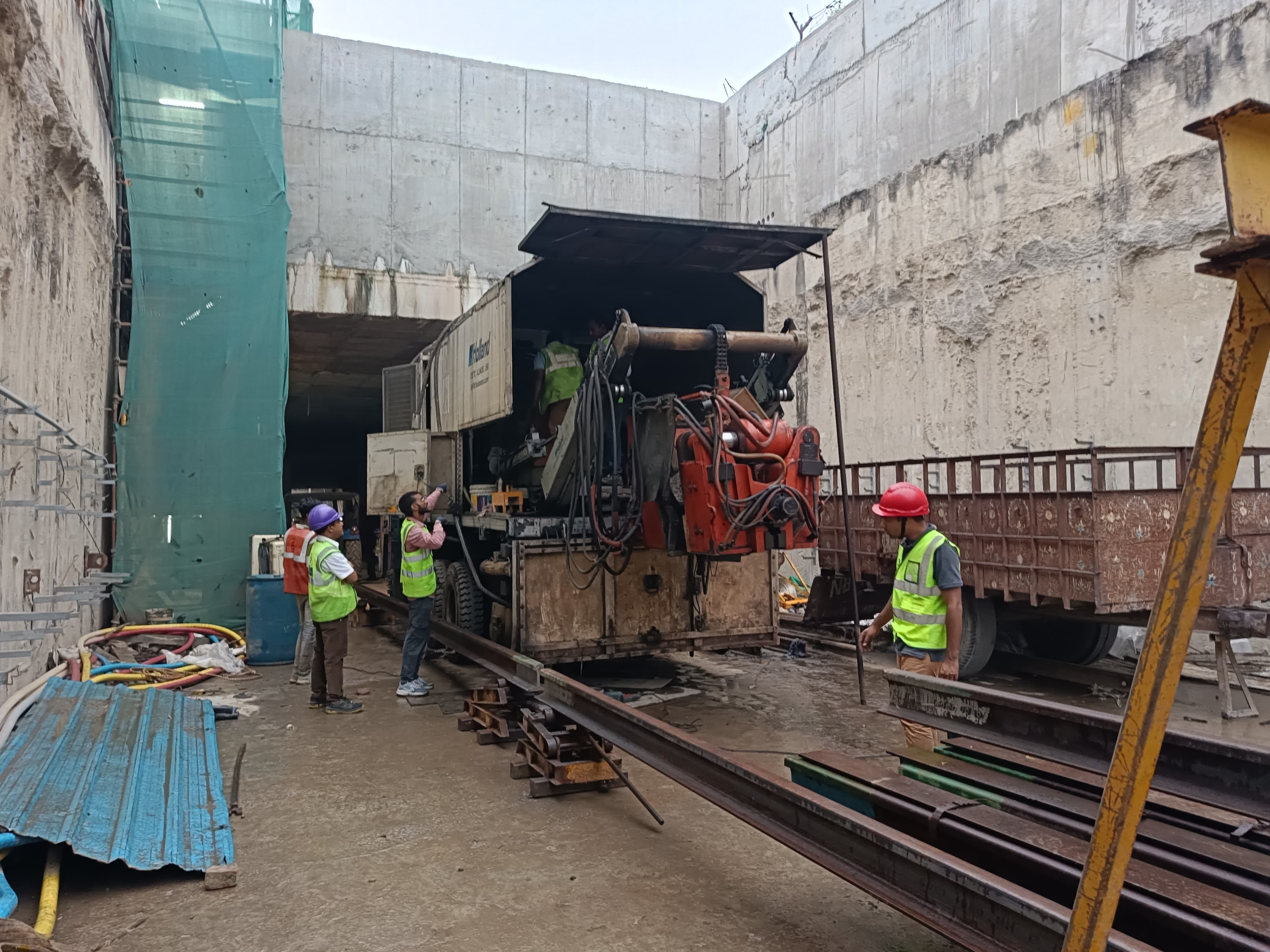 टर्नल निर्माण के दौरान लिया गया छायाचित्र टर्नल निर्माण के दौरान लिया गया छायाचित्र