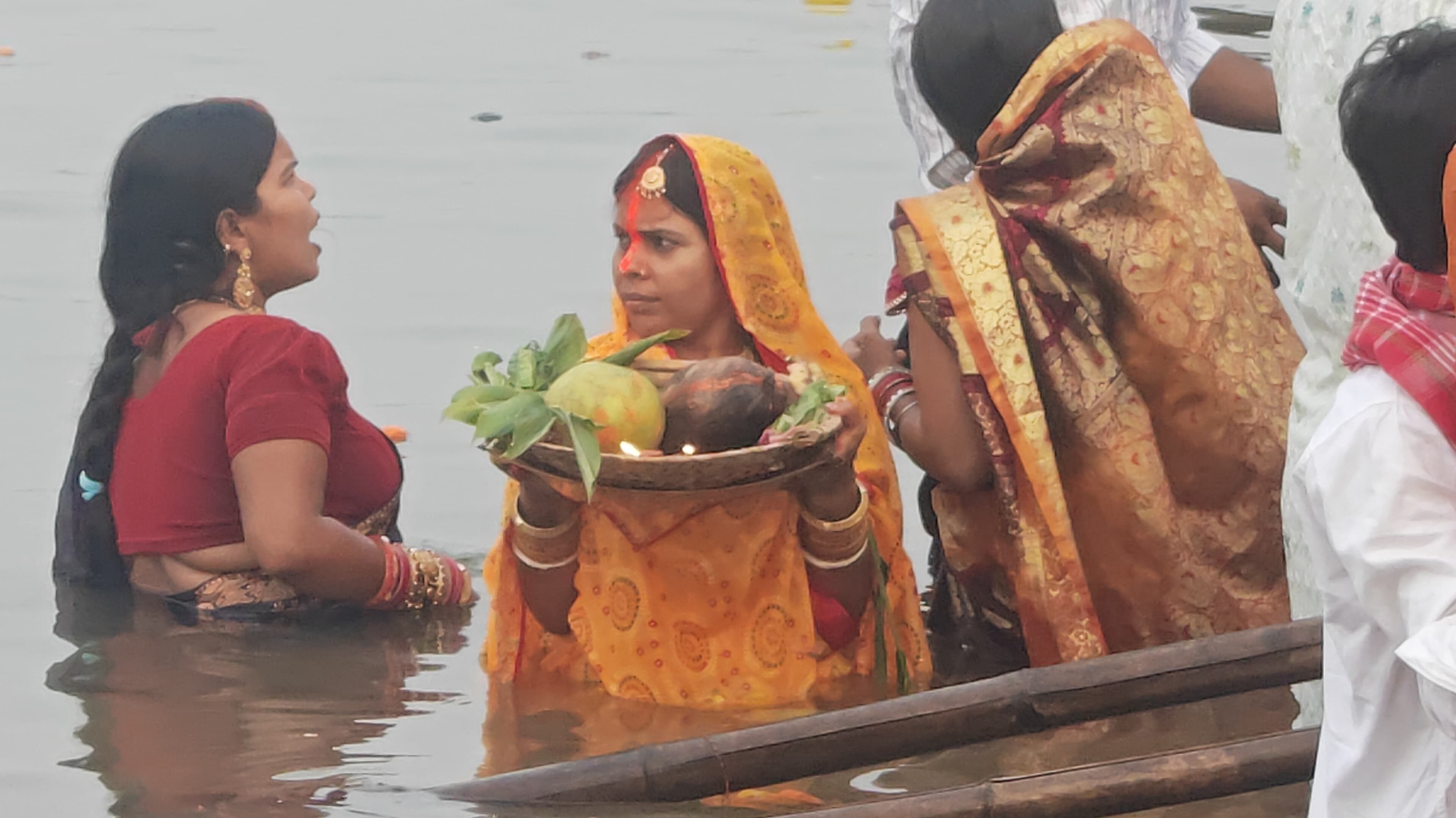 अर्घ्य देते व्रती अर्घ्य देते व्रती