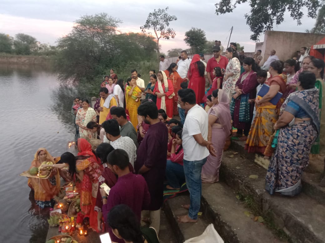 आमातालाब घाट किनारे डूबते सूर्य को अर्ध्य देकर की गई पूजा अर्चना करते हुए श्रध्दालु।