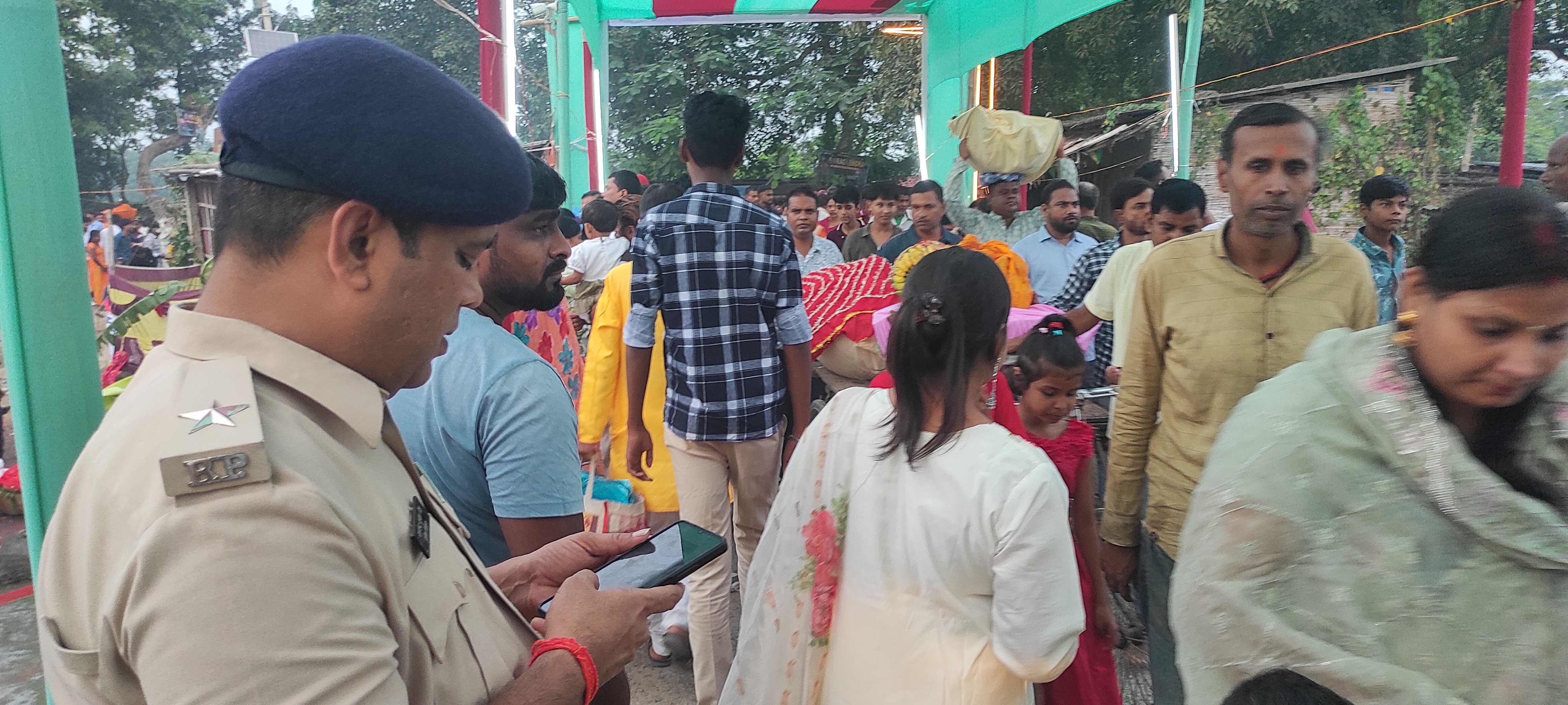 अररिया फोटो:पुलिस अधिकारी निगरानी करते अररिया फोटो:पुलिस अधिकारी निगरानी करते