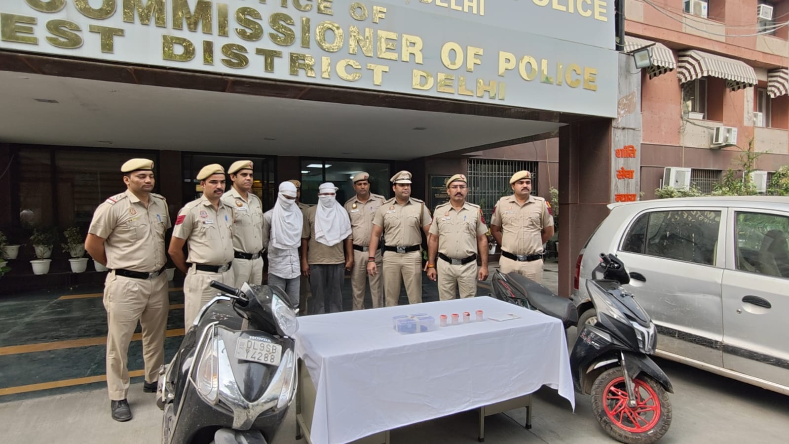 राजौरी गार्डन में मुठभेड़ में पकड़े गए आरोपितों की फोटो राजौरी गार्डन में मुठभेड़ में पकड़े गए आरोपितों की फोटो