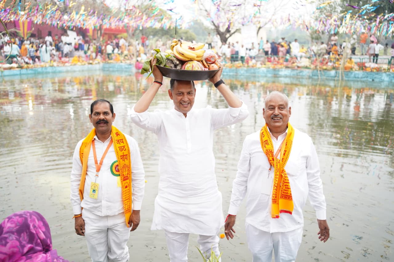 सेक्टर 20 झील वाला पार्क में बने मॉडल घाट पर छठ पूजन के दौरान दिल्ली के समाज कल्याण मंत्री रविंद्र इंद्राज रोहिणी सेक्टर 20 झील वाला पार्क में बने मॉडल घाट पर छठ पूजन के दौरान दिल्ली के समाज कल्याण मंत्री रविंद्र इंद्राज रोहिणी