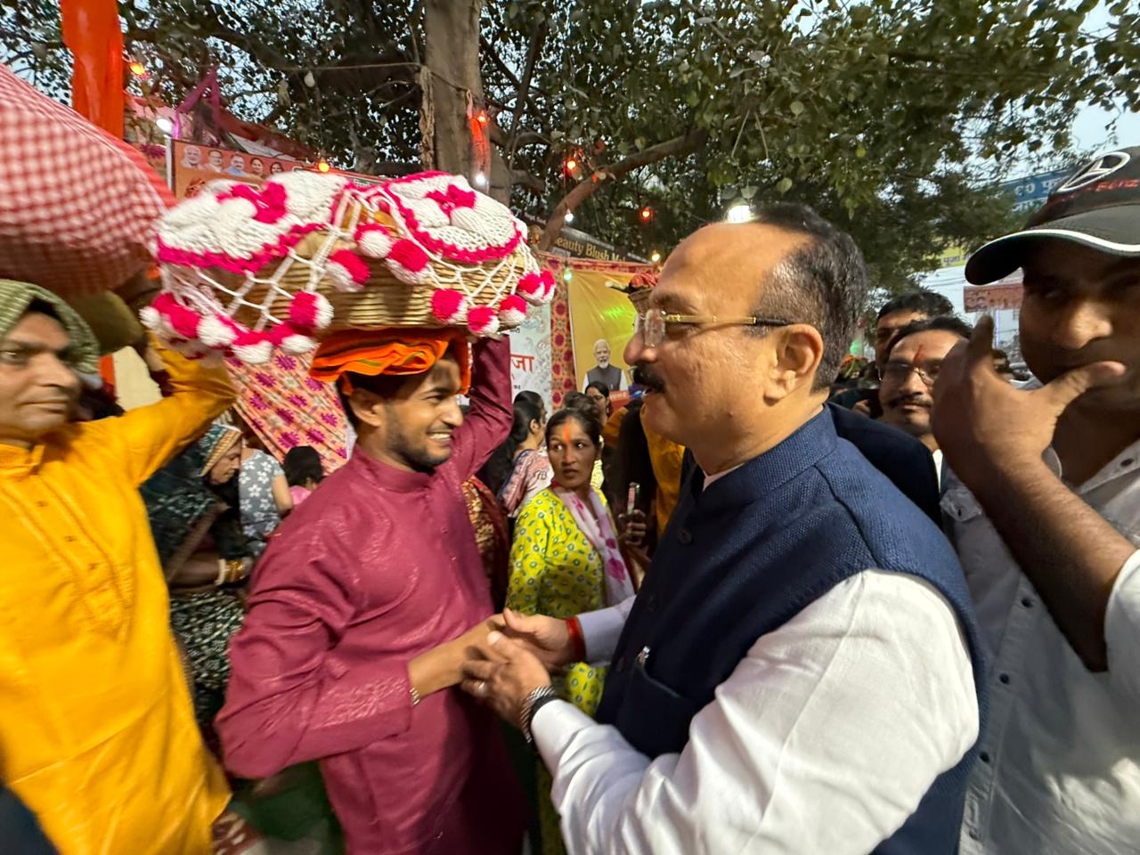 जनकपुरी के छठ पूजा घाट श्रद्धालुओं से संवाद करते दिल्ली के शिक्षा मंत्री आशीष सूद जनकपुरी के छठ पूजा घाट श्रद्धालुओं से संवाद करते दिल्ली के शिक्षा मंत्री आशीष सूद