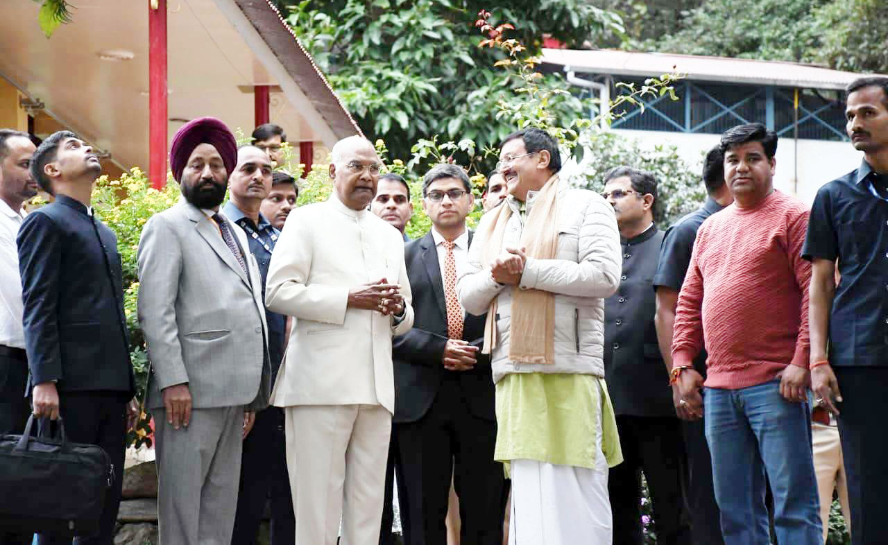 कैंची धाम में बाबा नीब करौरी के दर्शनों के दौरान उनके बारे में जानकारी लेते पूर्व राष्ट्रपति रामनाथ कोविंद।