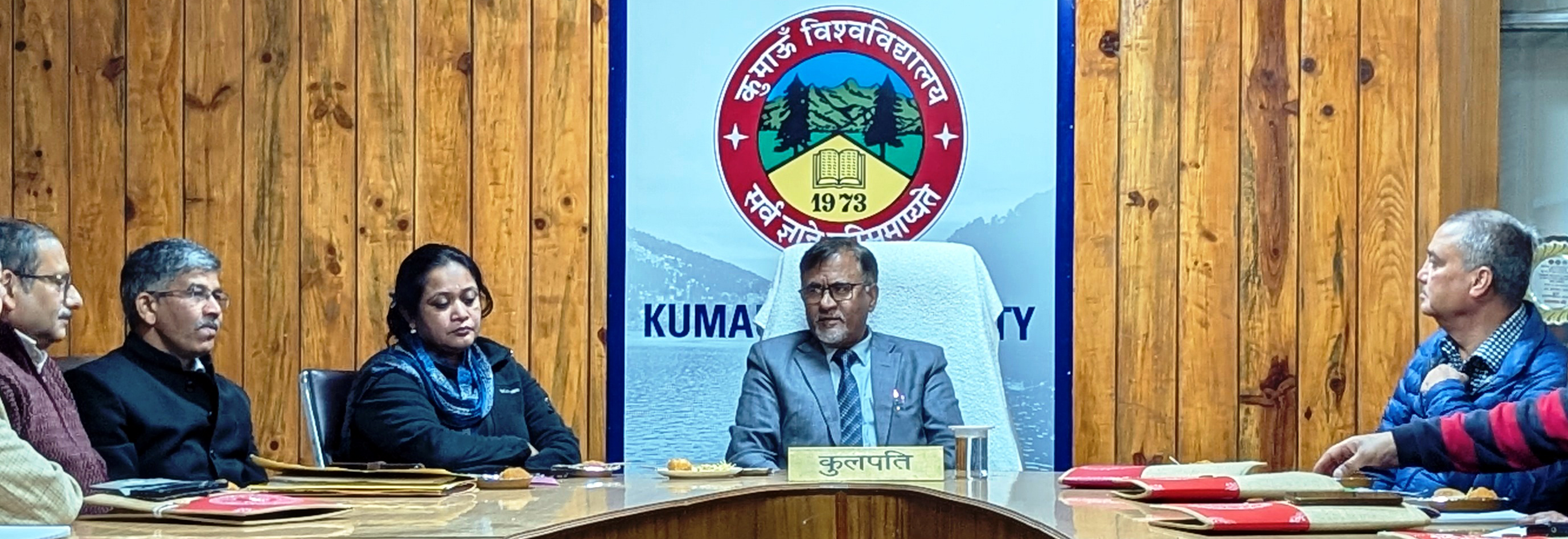 पत्रकारों को कुविवि के दीक्षांत समारोह एवं अन्य उपलब्धियों की जानकारियां देते कुलपति, साथ में कुलसचिव एवं अन्य। पत्रकारों को कुविवि के दीक्षांत समारोह एवं अन्य उपलब्धियों की जानकारियां देते कुलपति, साथ में कुलसचिव एवं अन्य।