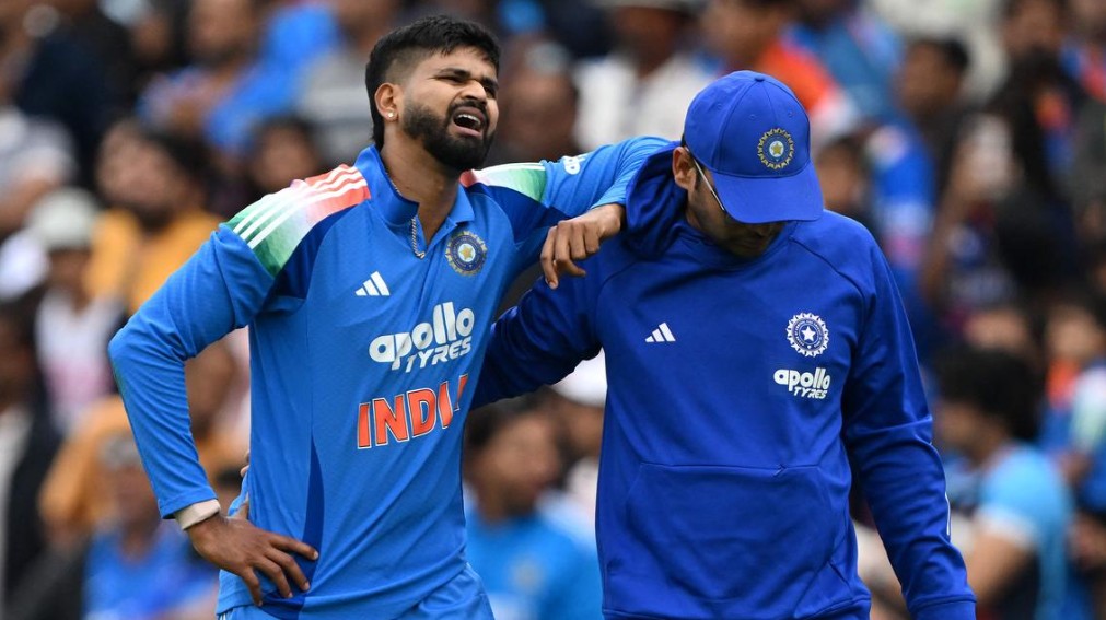 दर्द से कराहते श्रेयस अय्यर दर्द से कराहते श्रेयस अय्यर