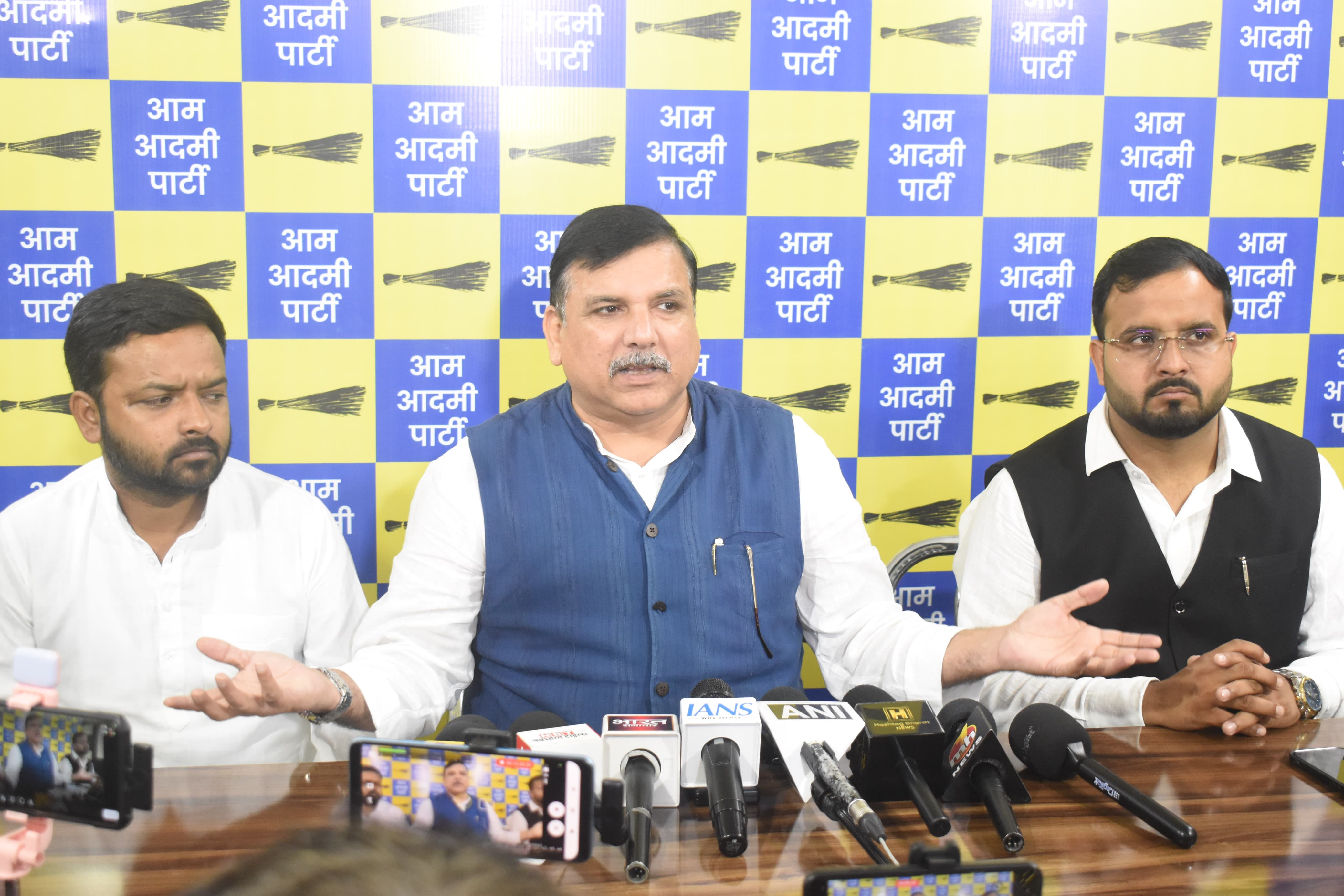 सांसद संजय सिंह प्रेस कांफ्रेंस कर जानकारी देते हुए सांसद संजय सिंह प्रेस कांफ्रेंस कर जानकारी देते हुए