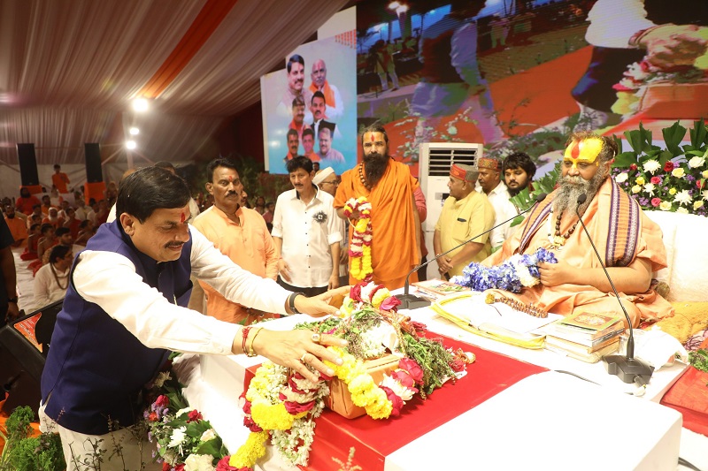 मुख्यमंत्री डॉ. यादव इंदौर में आयोजित कथा में शामिल हुए