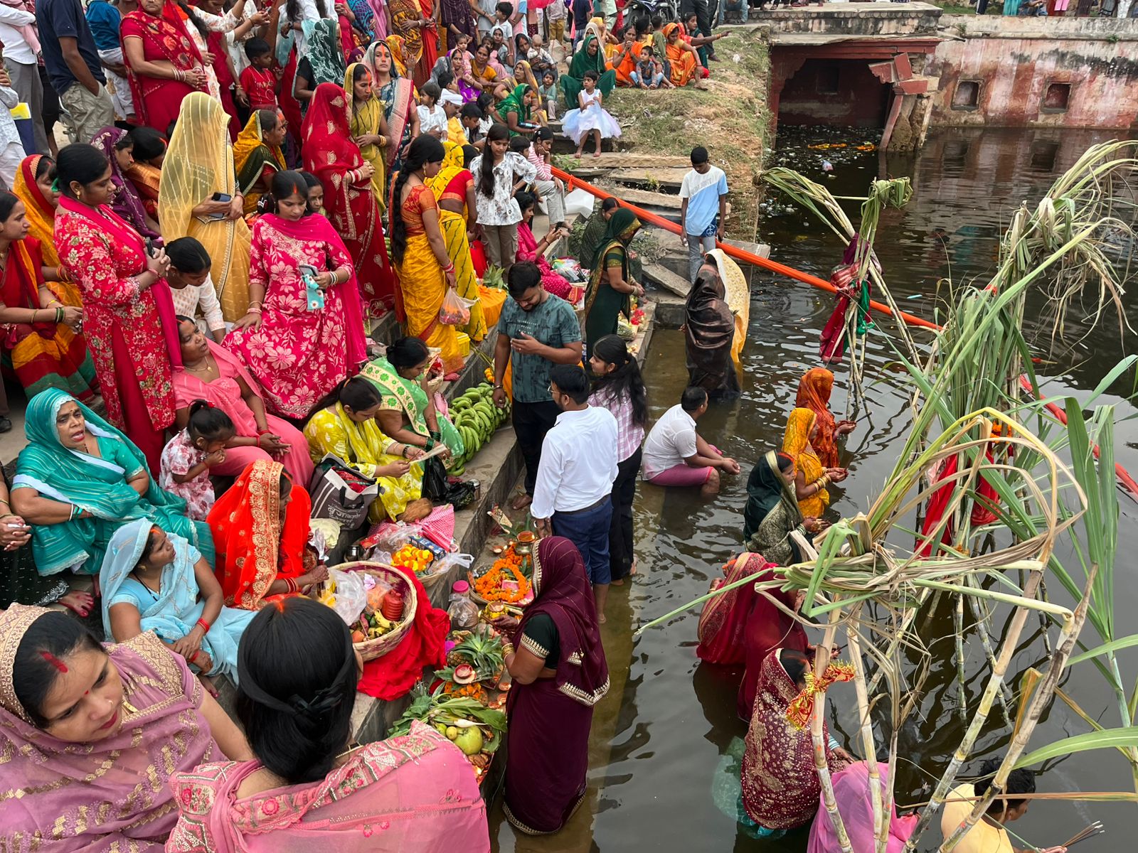 गंगाघाटों पर अर्घ्य देने के लिए जुटी भीड़ गंगाघाटों पर अर्घ्य देने के लिए जुटी भीड़