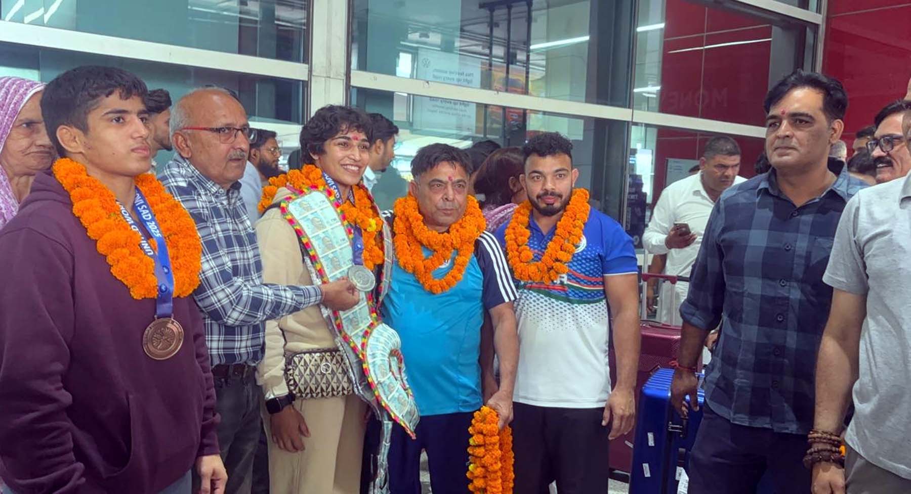 सीनियर कुश्ती वर्ल्ड चैंपियनशिप से मेडल जीतकर लौटी गुरुग्राम की बेटी सृष्टि का स्वागत करते परिजन व ग्रामीण। सीनियर कुश्ती वर्ल्ड चैंपियनशिप से मेडल जीतकर लौटी गुरुग्राम की बेटी सृष्टि का स्वागत करते परिजन व ग्रामीण।