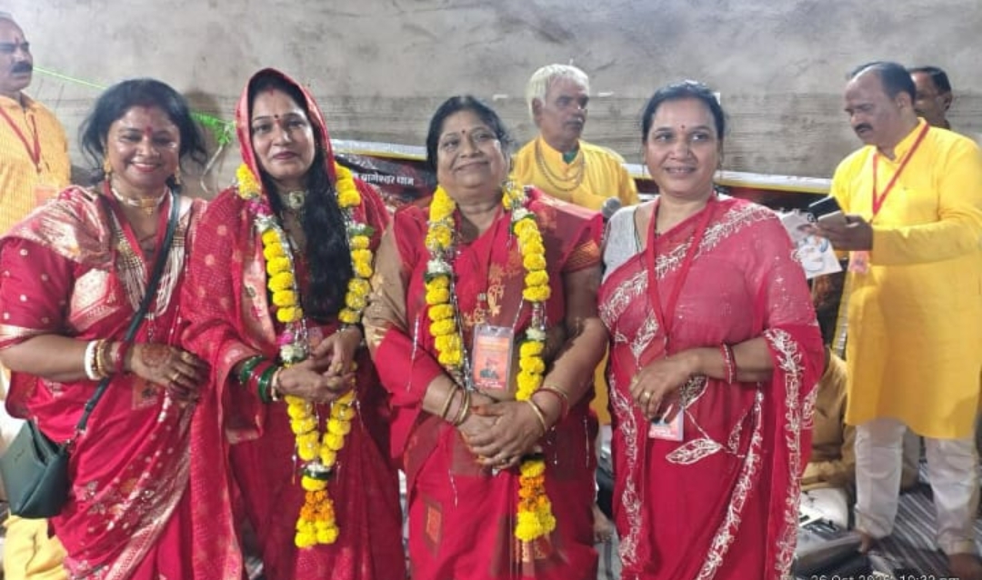 300 लोग हनुमान चालीसा करने दरबार में पहुंचे 300 लोग हनुमान चालीसा करने दरबार में पहुंचे