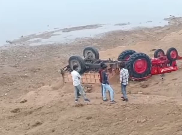 मौरंग से भरा ओवरलोड ट्रैक्टर पलटने से महिला की दबकर मौत मौरंग से भरा ओवरलोड ट्रैक्टर पलटने से महिला की दबकर मौत