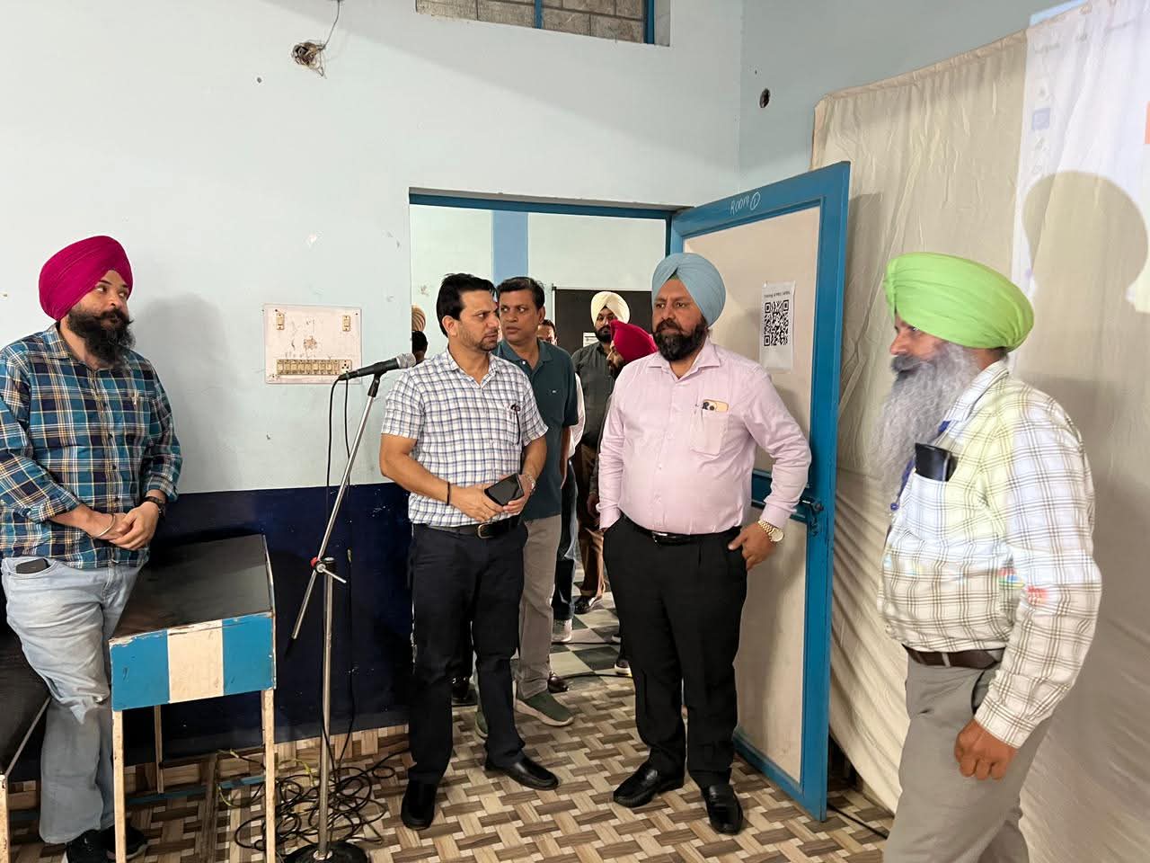 तरनतारन उपचुनाव के लिए आयाेजित रिहर्सल में भाग लेते कर्मचारी तरनतारन उपचुनाव के लिए आयाेजित रिहर्सल में भाग लेते कर्मचारी