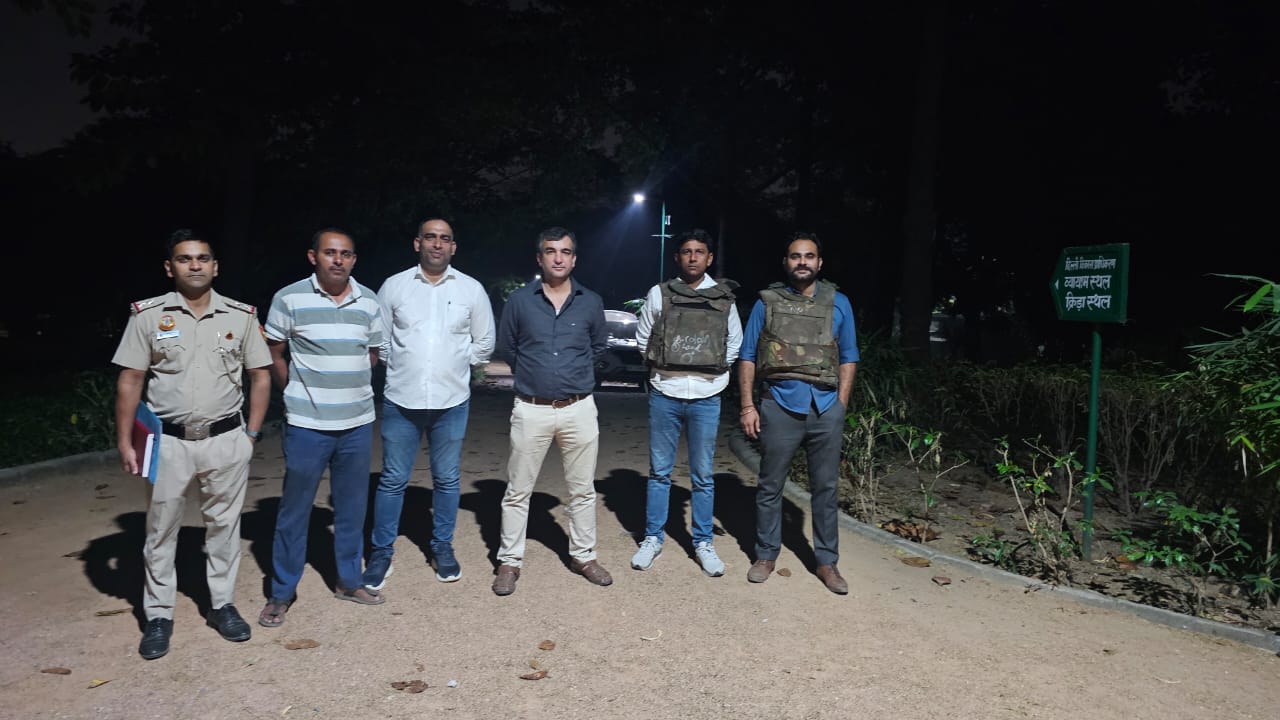 मुठभेड़ के बाद कुख्यात अपराधी गिरफ्तार में पुलिस टीम की फाेटाे