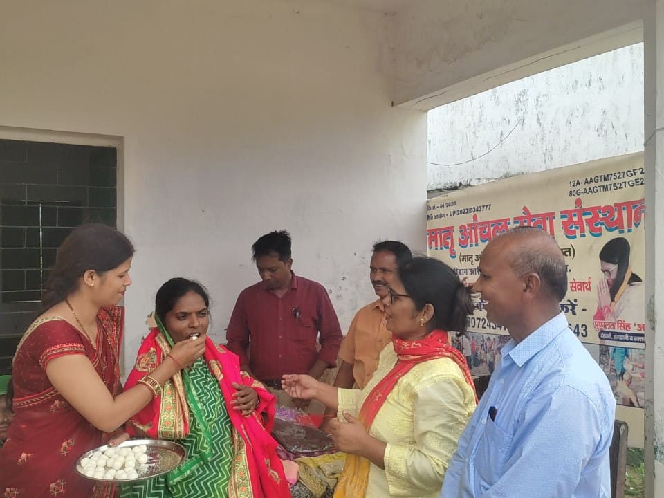 छठ पूजा पर मातृ आंचल सेवा संस्थान द्वारा वृद्ध माताओं में साड़ी वितरण* छठ पूजा पर मातृ आंचल सेवा संस्थान द्वारा वृद्ध माताओं में साड़ी वितरण*