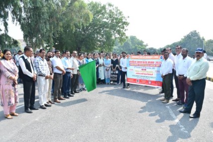 सतर्कता जागरूकता रैली को रवाना करते कुलपति प्रो. विजय कुमार। सतर्कता जागरूकता रैली को रवाना करते कुलपति प्रो. विजय कुमार।