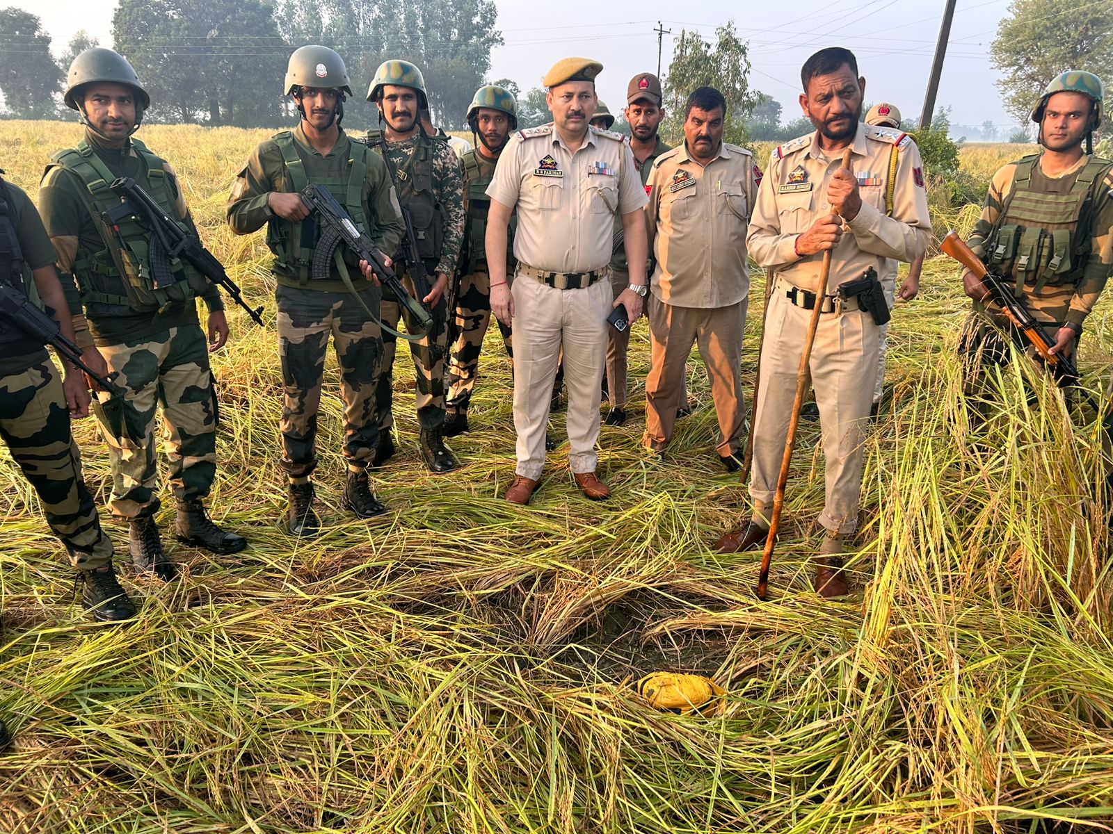 बीएसएफ जवानों ने आर.एस. के गहराई वाले इलाके से 5.3 किलोग्राम से अधिक संदिग्ध हेरोइन सफलतापूर्वक बरामद की