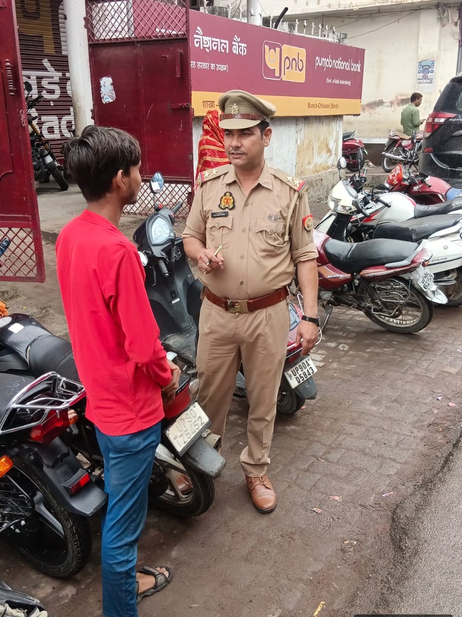 संदीप से पूछताछ करती पुलिस संदीप से पूछताछ करती पुलिस