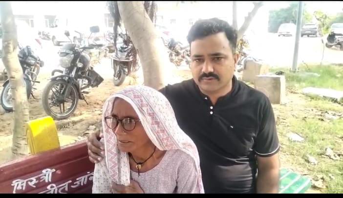 अस्पताल में पहुंचे परिजन विलाप करते हुए। अस्पताल में पहुंचे परिजन विलाप करते हुए।