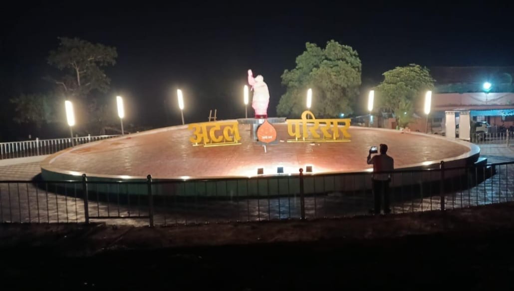 रायपुर मार्ग पर संबलपुर के आगे निर्मित अटल परिसर।