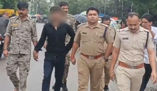 दतिया पुलिस ने हत्या के आरोपित का  निकाला जुलूस’ दतिया पुलिस ने हत्या के आरोपित का  निकाला जुलूस’