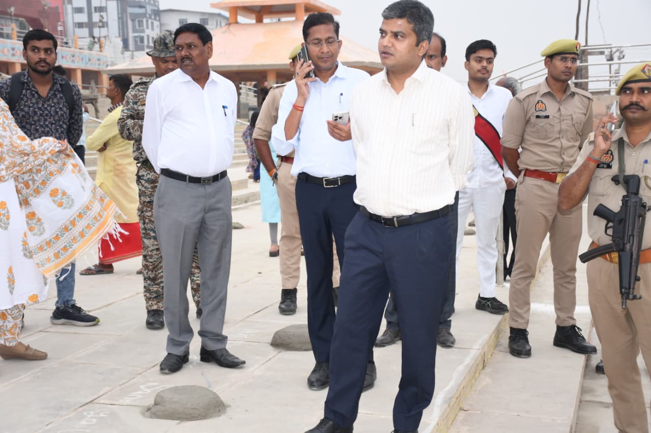 छठ पूजा की तैयारियों का निरीक्षण करते हुए जिलाधिकारी प्रयागराज मनीष कुमार वर्मा एवं अन्य अधिकारियों का छाया चित्र छठ पूजा की तैयारियों का निरीक्षण करते हुए जिलाधिकारी प्रयागराज मनीष कुमार वर्मा एवं अन्य अधिकारियों का छाया चित्र