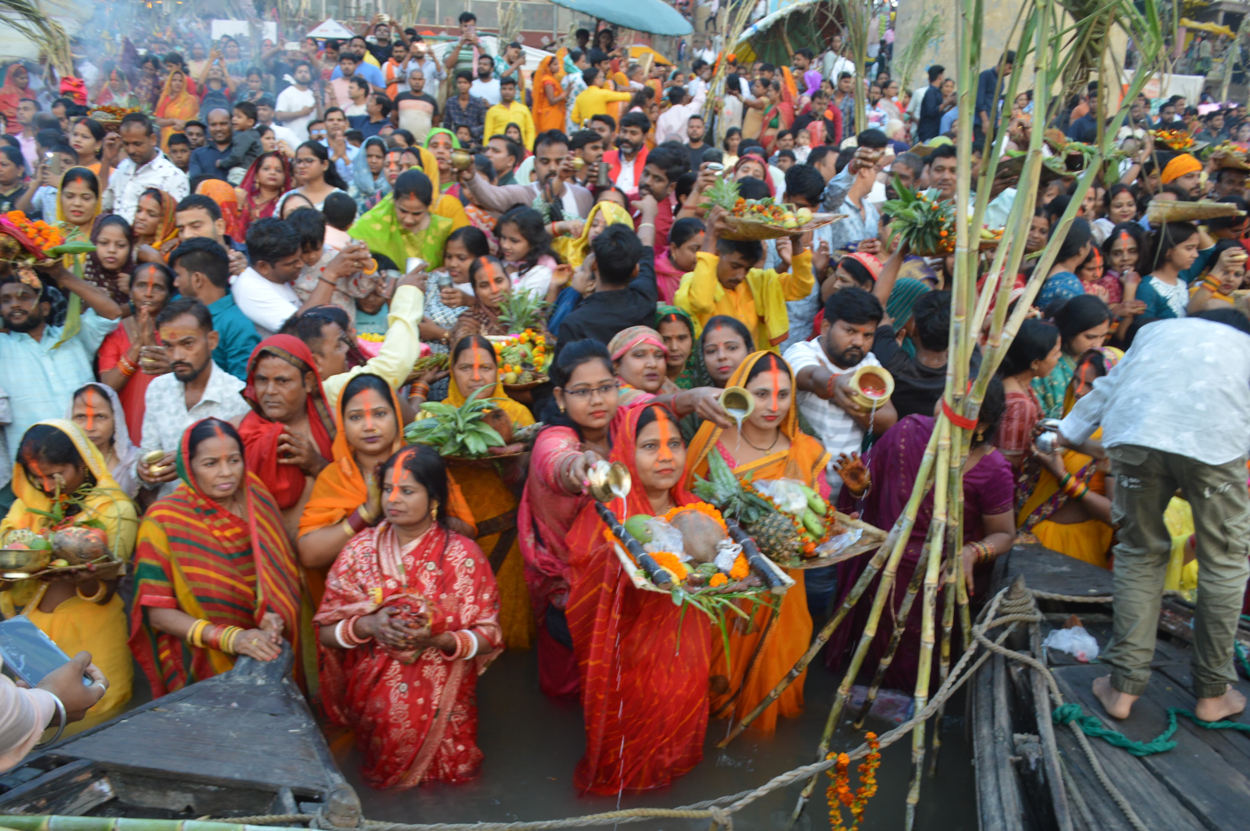 वाराणसी में डाला छठ के अन्तिम दिन का नजारा वाराणसी में डाला छठ के अन्तिम दिन का नजारा