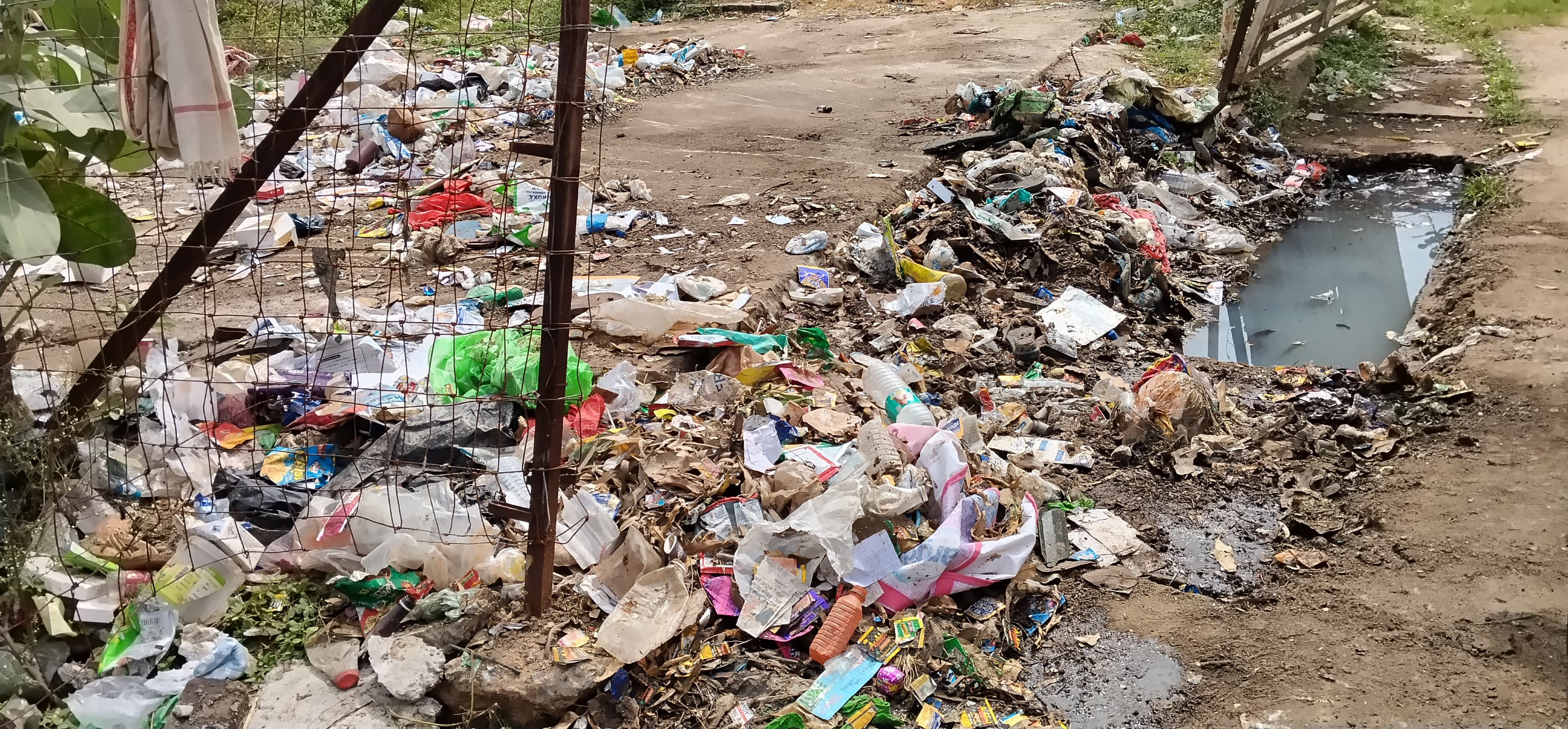 जिला अस्पताल में फैली गंदगी का नजारा।