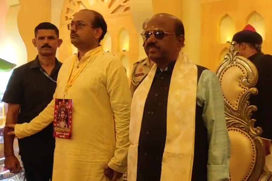 पूजा मंडप में राज्यपाल