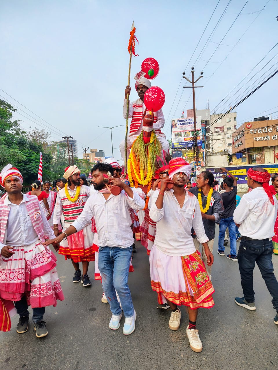काठ घोड़ा के साथ समुदाय का दल काठ घोड़ा के साथ समुदाय का दल