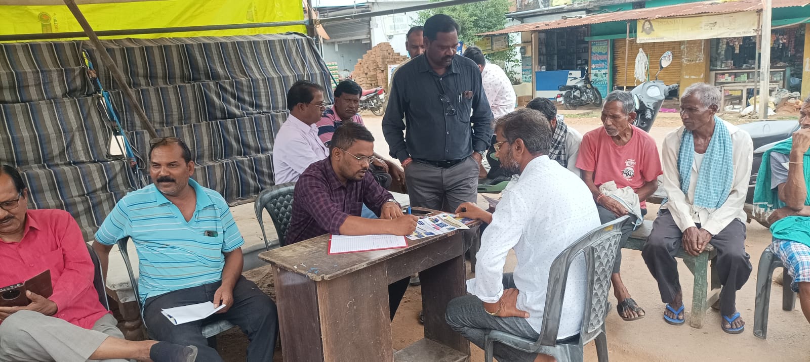 शिविर में जानकारी लेते हुए लोग।