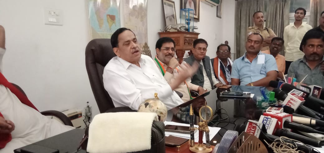 पत्रकारों से बातचीत करते पूर्व मंत्री नसीमुद्दीन पत्रकारों से बातचीत करते पूर्व मंत्री नसीमुद्दीन