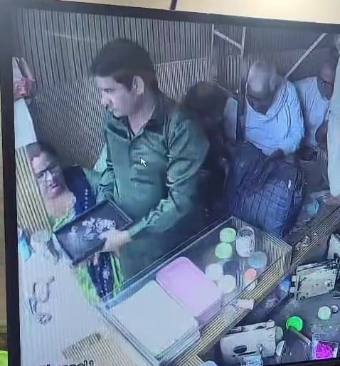 झज्जर में आभूषणों की दुकान में  चोरी की घटना सीसीटीवी कमरे में कैद हो गई। इस फोटो में चोर और उसके साथ आई महिला साफ दिखाई दे रहे हैं। झज्जर में आभूषणों की दुकान में  चोरी की घटना सीसीटीवी कमरे में कैद हो गई। इस फोटो में चोर और उसके साथ आई महिला साफ दिखाई दे रहे हैं।