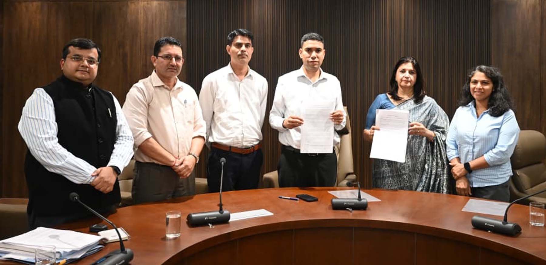 गुरुग्राम में पशु कल्याण के लिए एमओयू साइन कर पेपर दिखाते निगमायुक्त व फाउंडेशन के अधिकारी। गुरुग्राम में पशु कल्याण के लिए एमओयू साइन कर पेपर दिखाते निगमायुक्त व फाउंडेशन के अधिकारी।