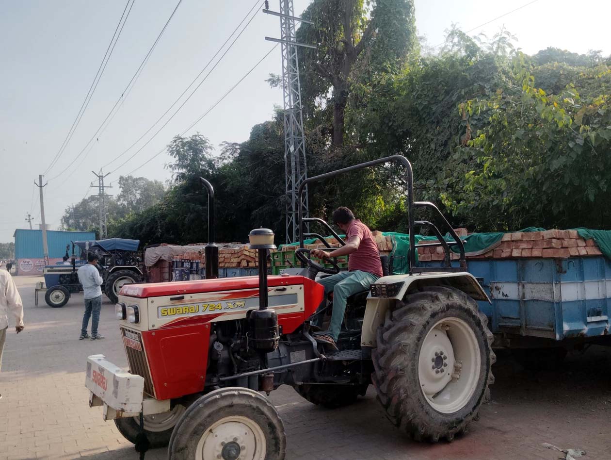 अतिक्रमण हटाते नगर निगम की टीम।