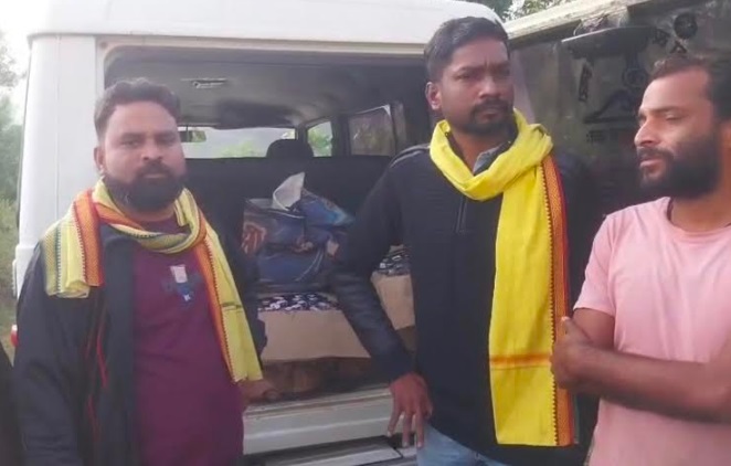 शराब माफिया पुलिस और आबकारी की जुगलबंदी, गोगपा नेता अवैध शराब पकड़ने उतरे सड़क पर शराब माफिया पुलिस और आबकारी की जुगलबंदी, गोगपा नेता अवैध शराब पकड़ने उतरे सड़क पर