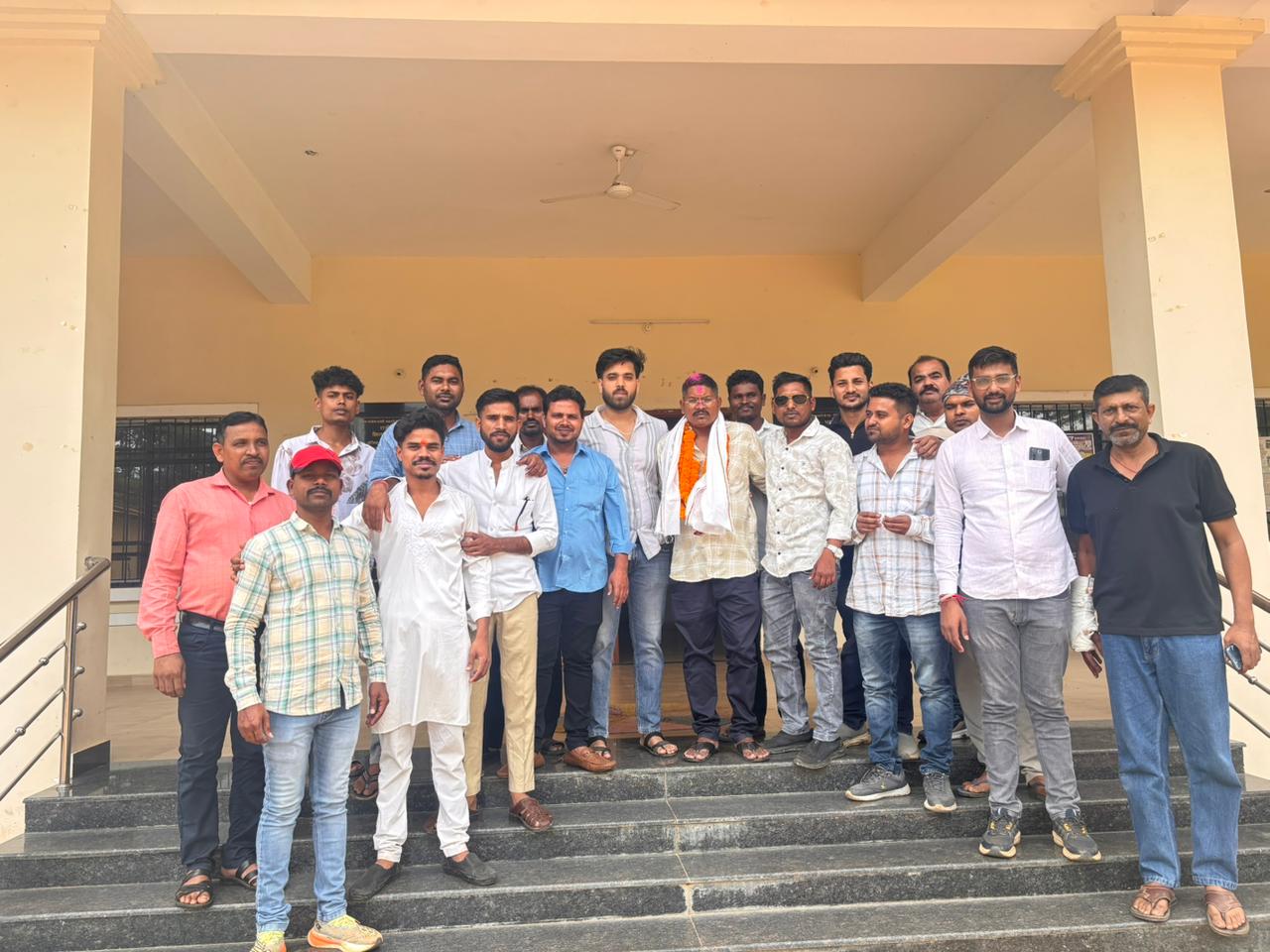 राकेश मौर्या को बधाई देते हुए समर्थक।