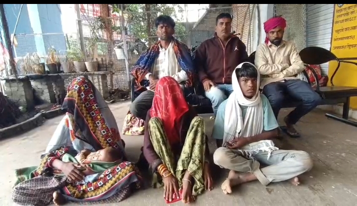 मोर्चरी के बाहर बैठे मृतक के परिजन