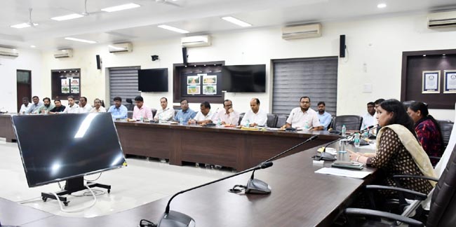 मंडलीय बैठक करती मंडलायुक्त मंडलीय बैठक करती मंडलायुक्त