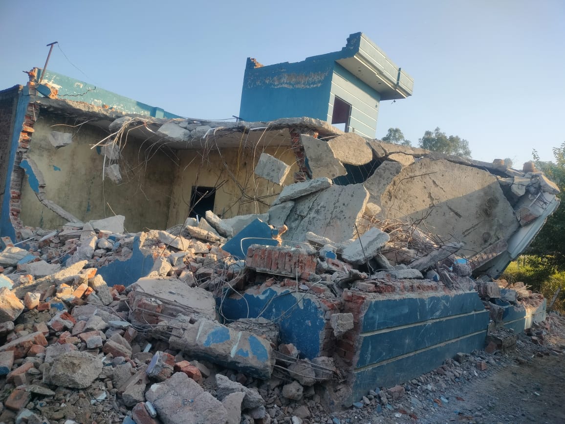 नशा तस्करों के तोड़े गए मकान।