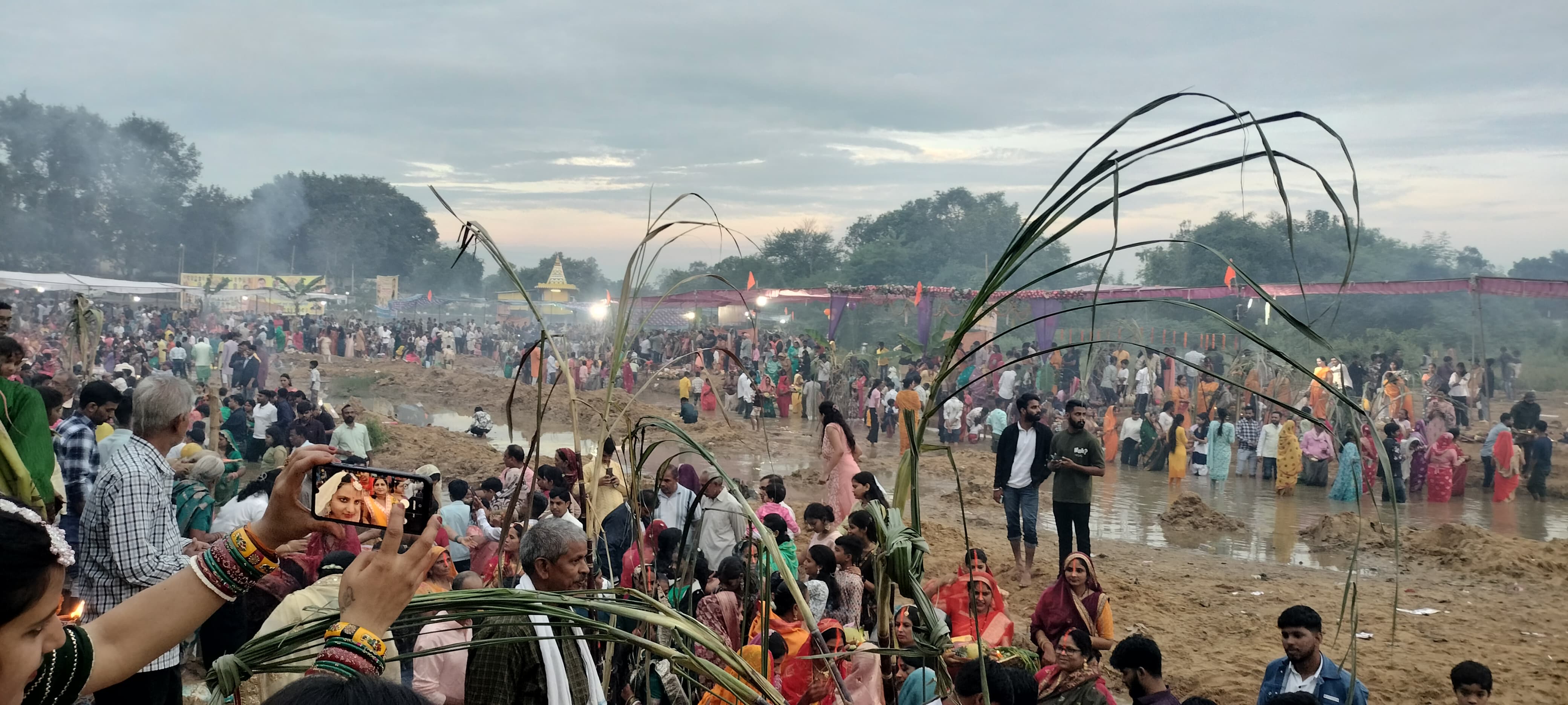 छठ पूजा का समापन: उगते सूर्य को अर्घ्य देकर व्रतियों ने मांगी सुख-समृद्धि की कामना