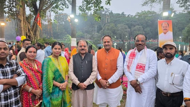 भोपाल में पाँच नम्बर पर स्थित तालाब के छठ घाट पर आयोजित आस्था, परम्परा एवं सूर्योपासना का महापर्व छठ पूजा में केन्द्रीय मन्त्री डीडी उइके, भोपाल विधायक बीडी सबनानी, मप्र जन अभियान परिषद के उपाध्यक्ष मोहन नागर एवं अन्य 2 । भोपाल में पाँच नम्बर पर स्थित तालाब के छठ घाट पर आयोजित आस्था, परम्परा एवं सूर्योपासना का महापर्व छठ पूजा में केन्द्रीय मन्त्री डीडी उइके, भोपाल विधायक बीडी सबनानी, मप्र जन अभियान परिषद के उपाध्यक्ष मोहन नागर एवं अन्य 2 ।