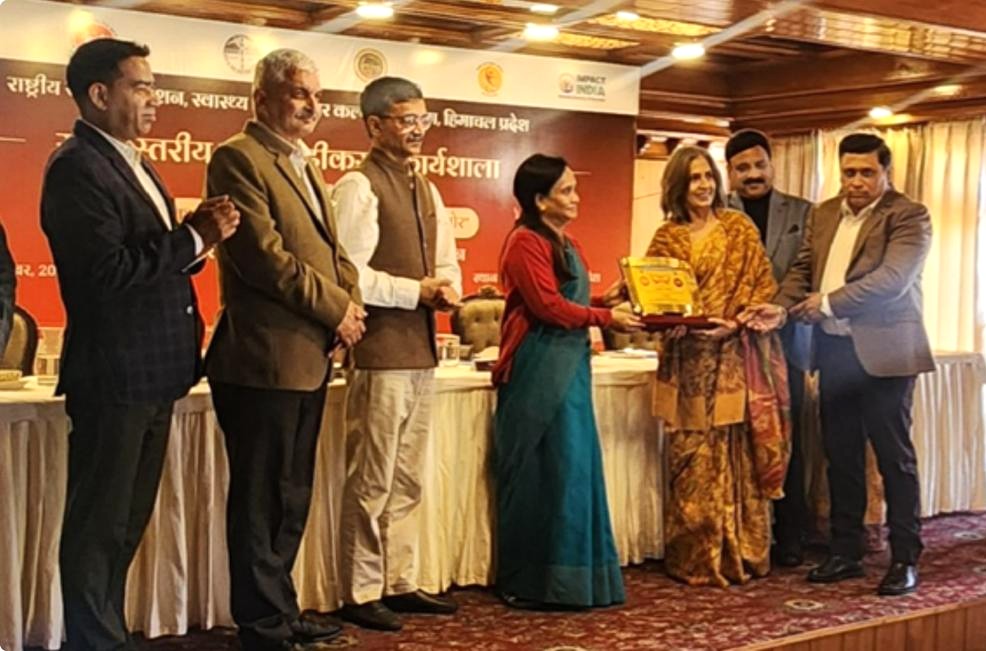 मंडी जिले को बेस्ट टीबी स्कोर पुरस्कार से सम्मानित करते हुए। मंडी जिले को बेस्ट टीबी स्कोर पुरस्कार से सम्मानित करते हुए।