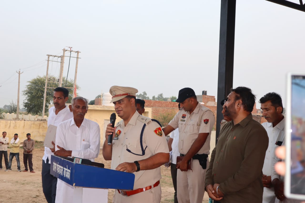 गांव बाजेकां में ग्रामीणों को संबोधित करते एसपी। गांव बाजेकां में ग्रामीणों को संबोधित करते एसपी।