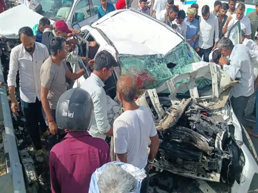 कार का आगे का हिस्सा बुरी तरह क्षतिग्रस्त हो गया। कार का आगे का हिस्सा बुरी तरह क्षतिग्रस्त हो गया।