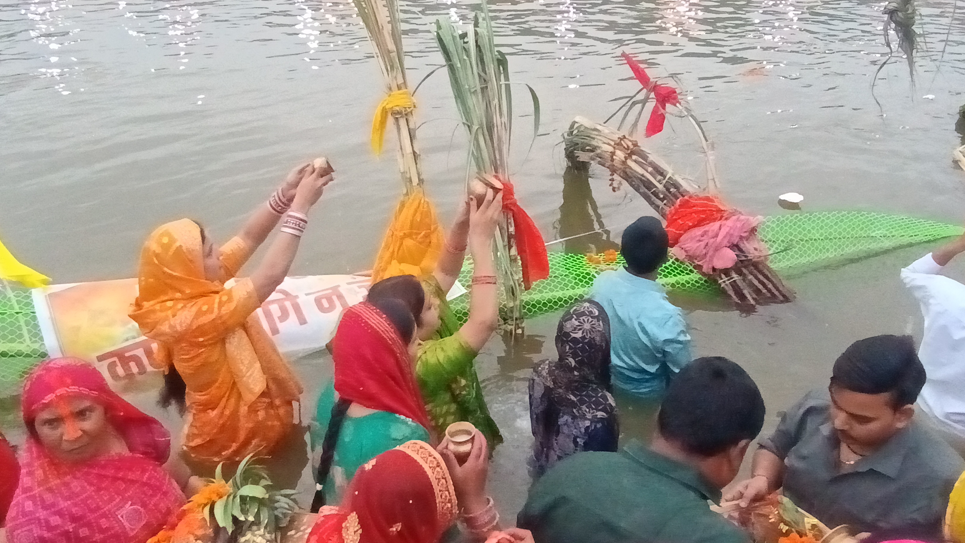 छठ पूजा पर भगवान भास्कर को अर्ध देते हुए व्रती माताएं छठ पूजा पर भगवान भास्कर को अर्ध देते हुए व्रती माताएं