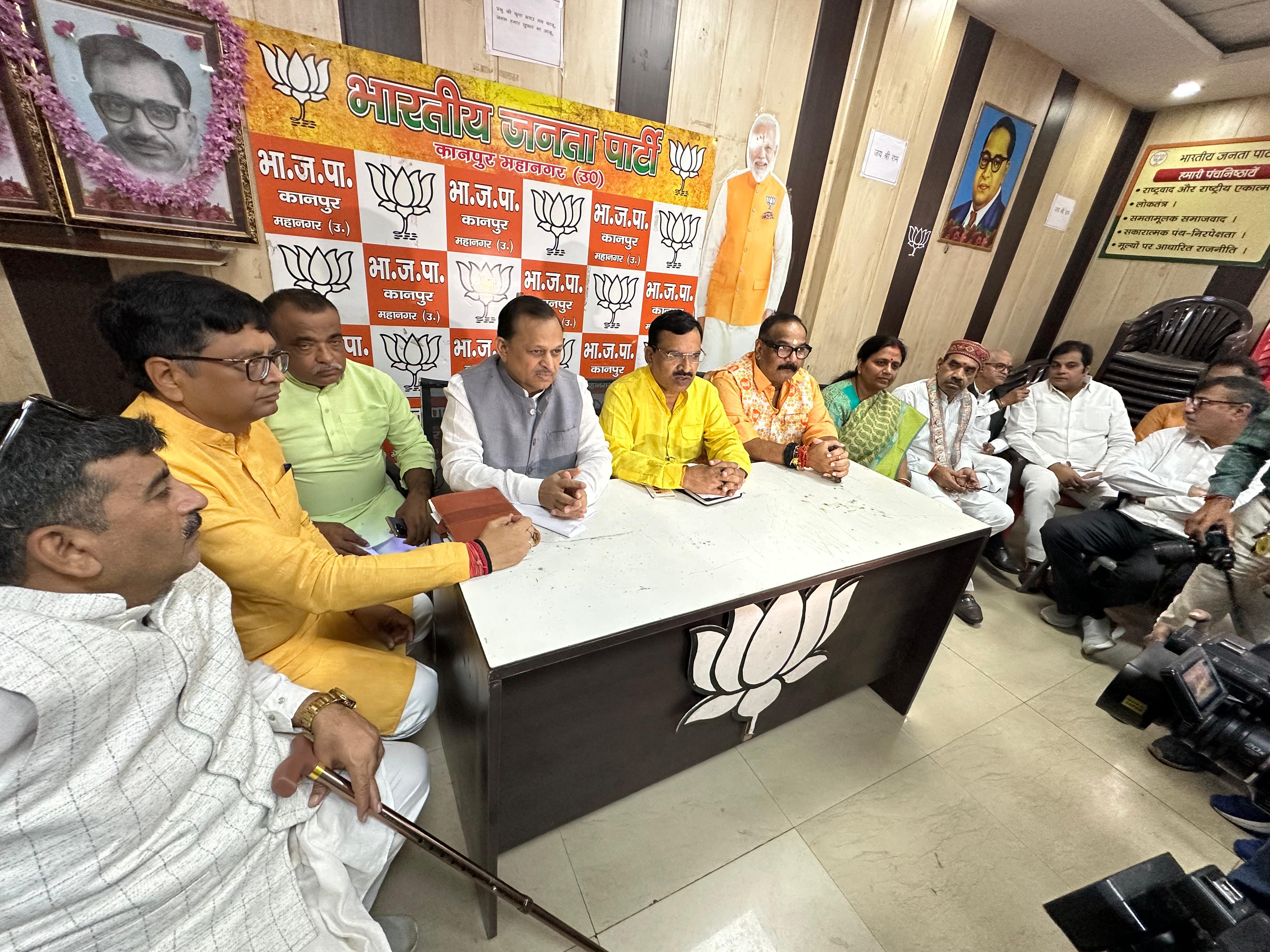 पत्रकार वार्ता को संबोधित करते प्रकाश पाल व अन्य का छायाचित्र