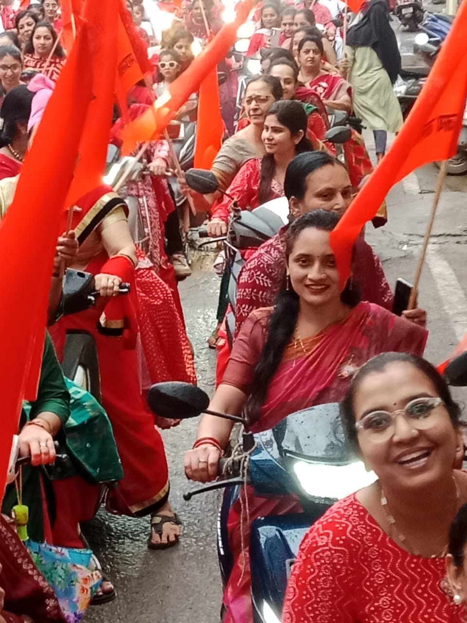 जलाराम बापा की जयंती की पूर्व संध्या पर समाजजनों ने निकाली स्कूटर रैली।