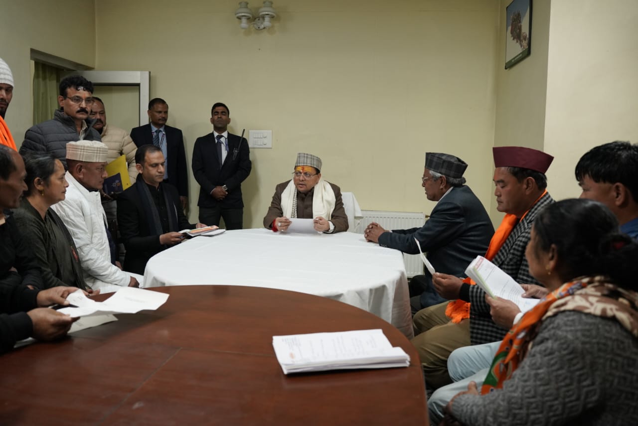 मुख्यमंत्री विकास योजनाओं की समीक्षा करते।