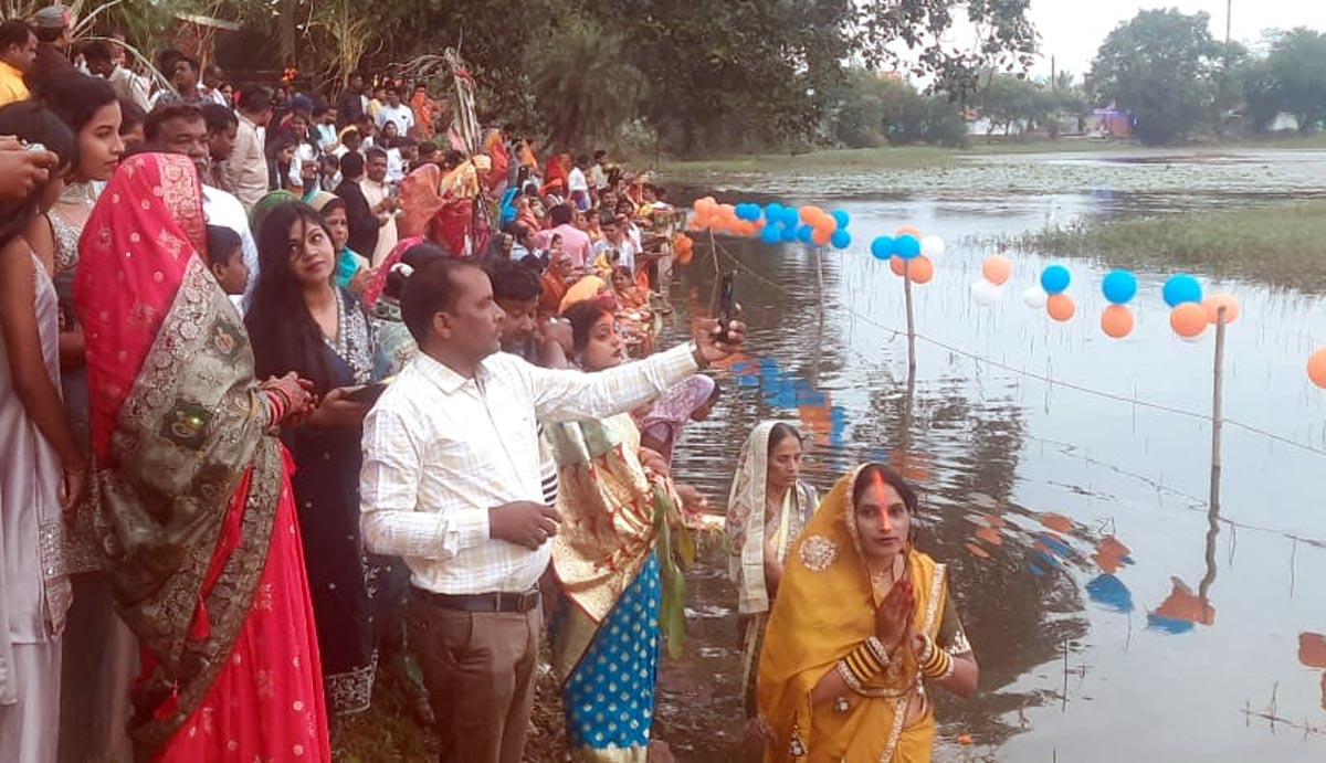 उगते सूर्य को अर्घ्य देने के साथ व्रतियों का 36 घंटे का उपवास संपन्न